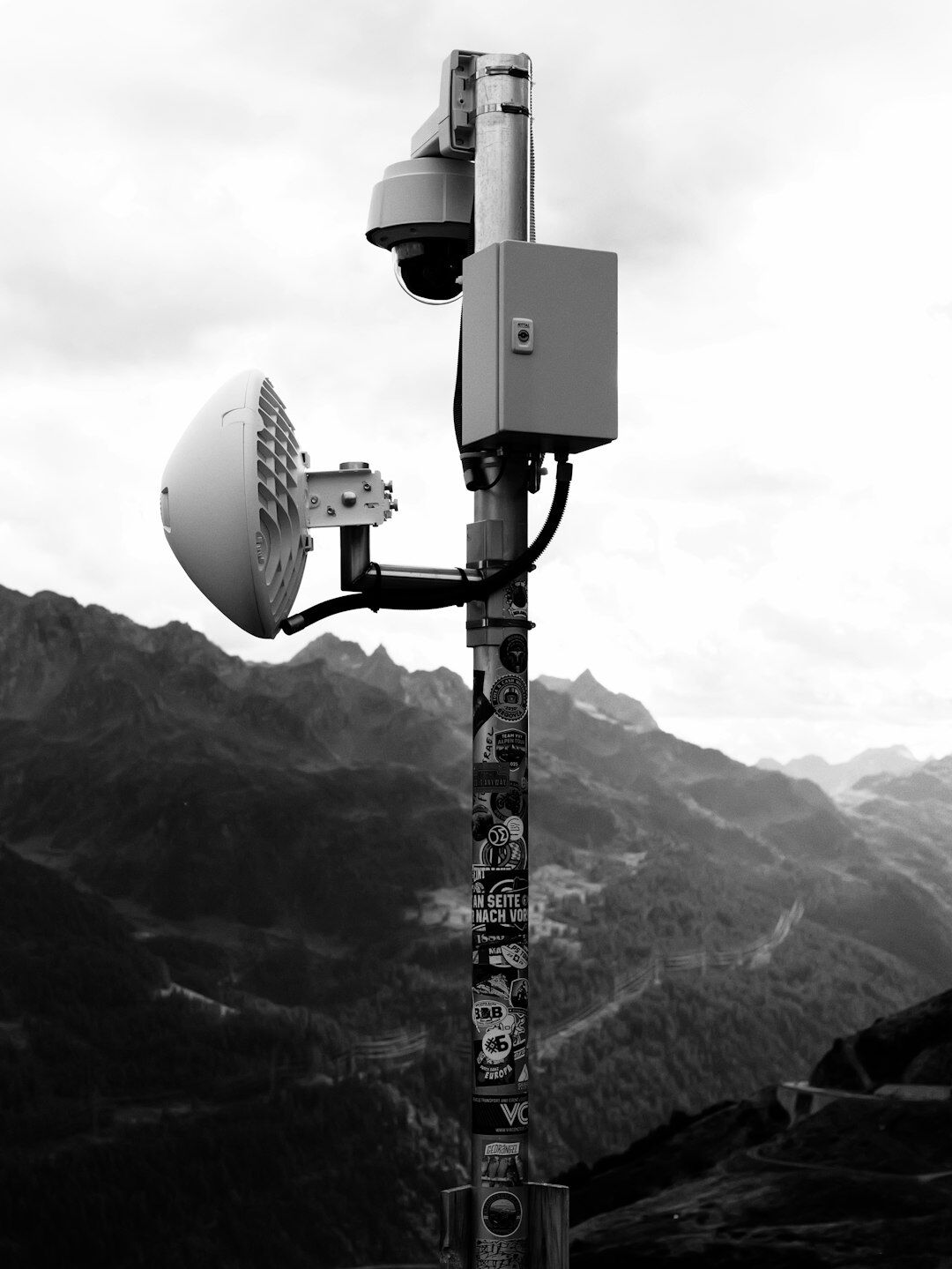Monteuse vidéo suisse travaillant sur un poste de montage avec plusieurs écrans