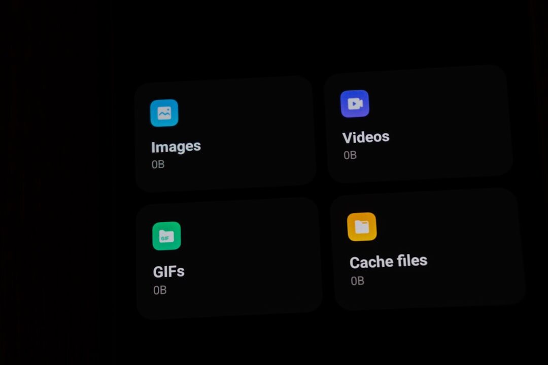 Gros plan sur une timeline de montage vidéo avec des clips organisés