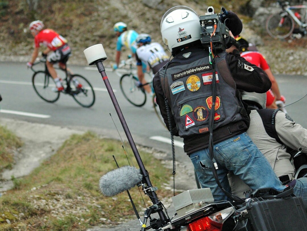 Réalisateur suisse donnant des indications sur un tournage de documentaire