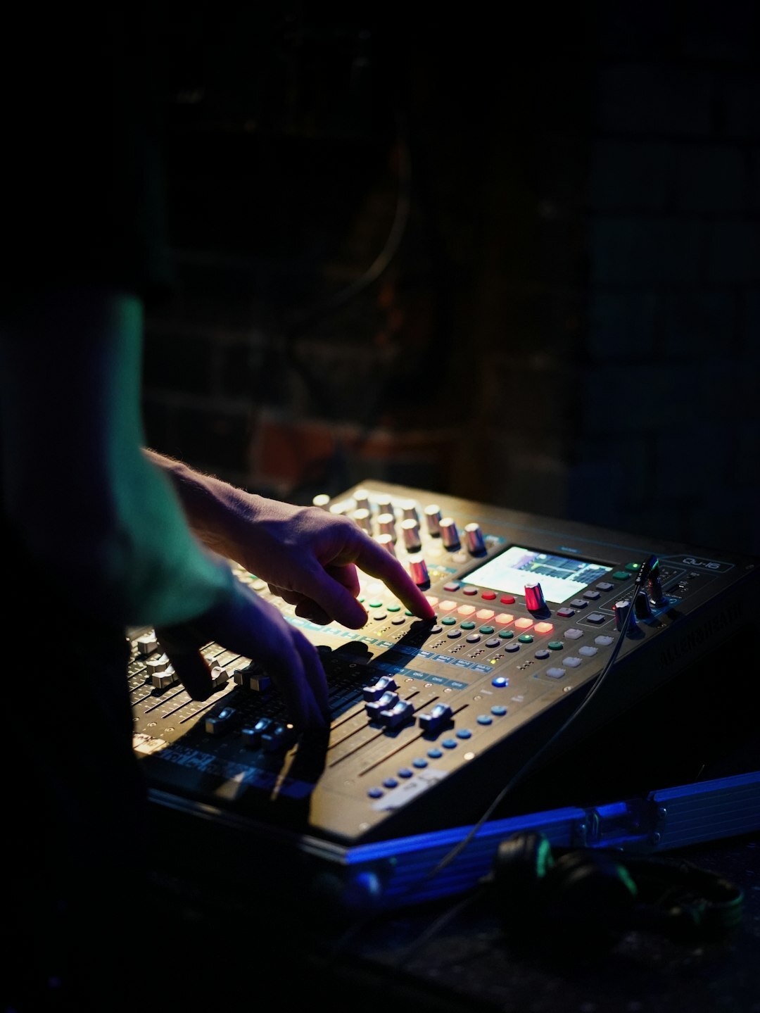 Ingénieure du son ajustant une console de mixage audio