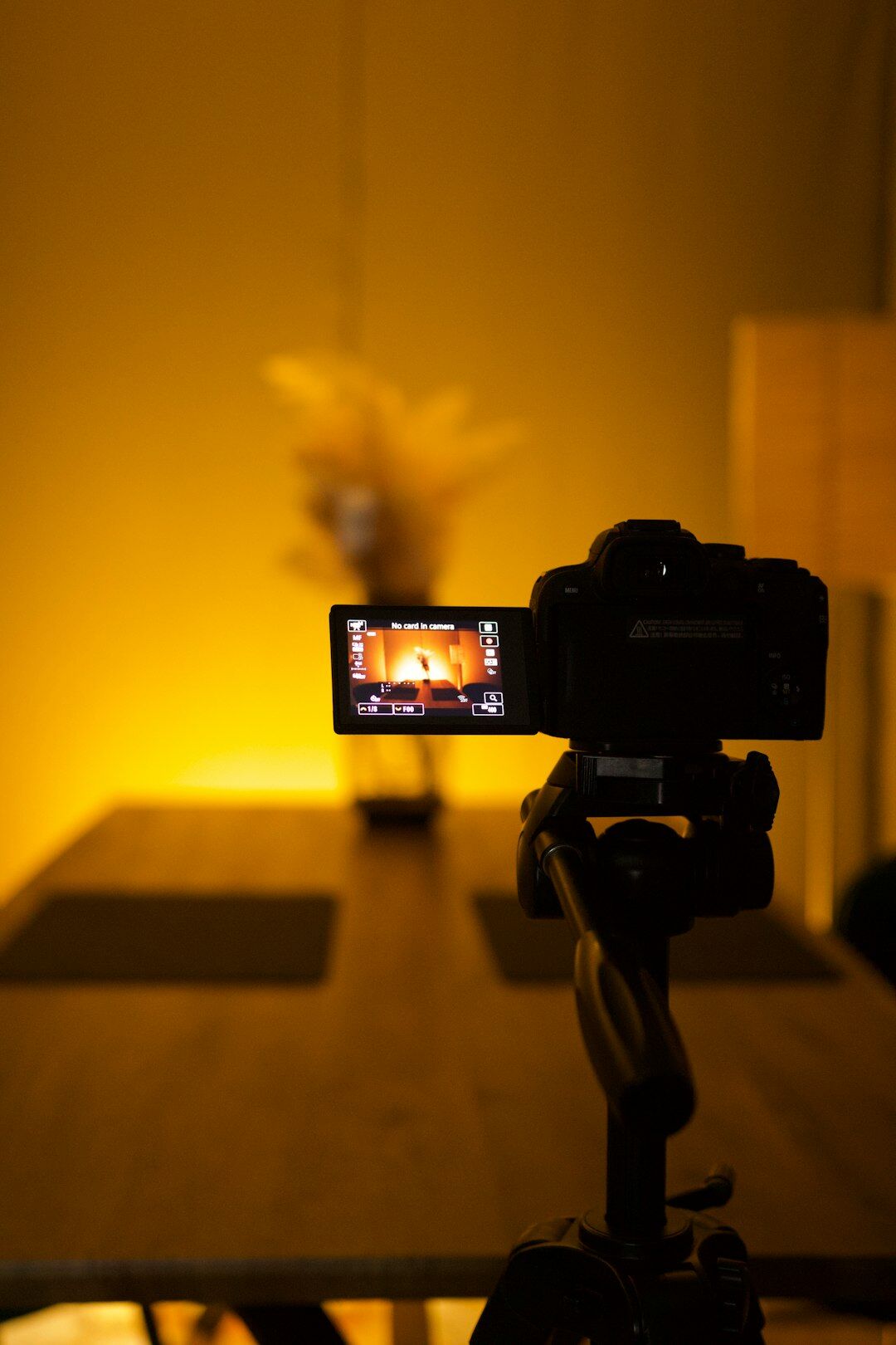 Matériel de tournage posé sur une table, caméra et micro